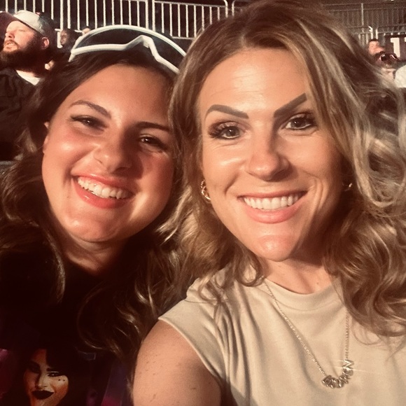 Meet your Posher, Lauren - Picture 2 of 2